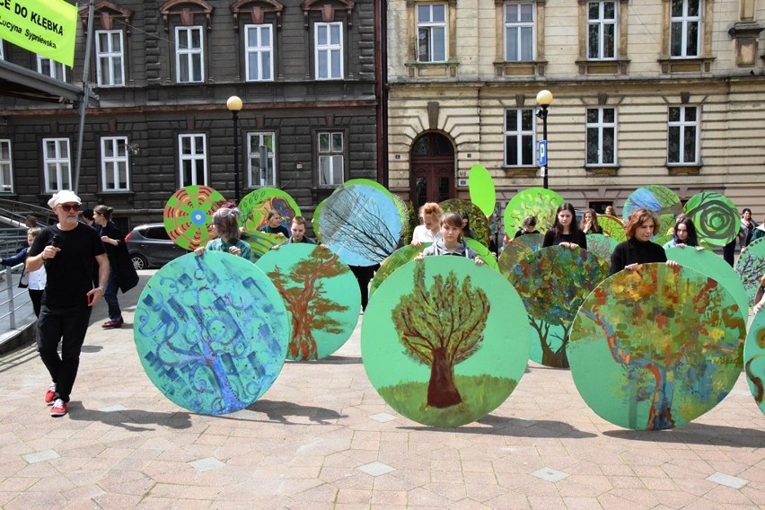 Happening "Pożegnanie drzewa" w Bielsku-Białej