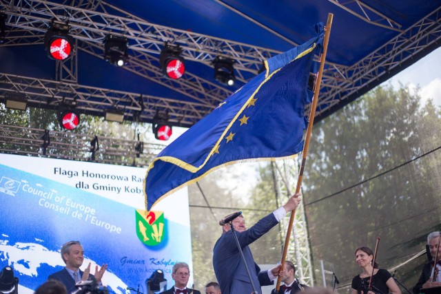 W niedzielę, 27 maja w Kobylnicy odbyły się uroczystości związane z otrzymaniem przez Gminę Kobylnica Flagi Honorowej Rady Europy. Barwna parada przeszła ulicami Kobylnicy w kierunku GCKiP, gdzie odbyło się uroczyste przekazanie Flagi Honorowej Rady Europy.