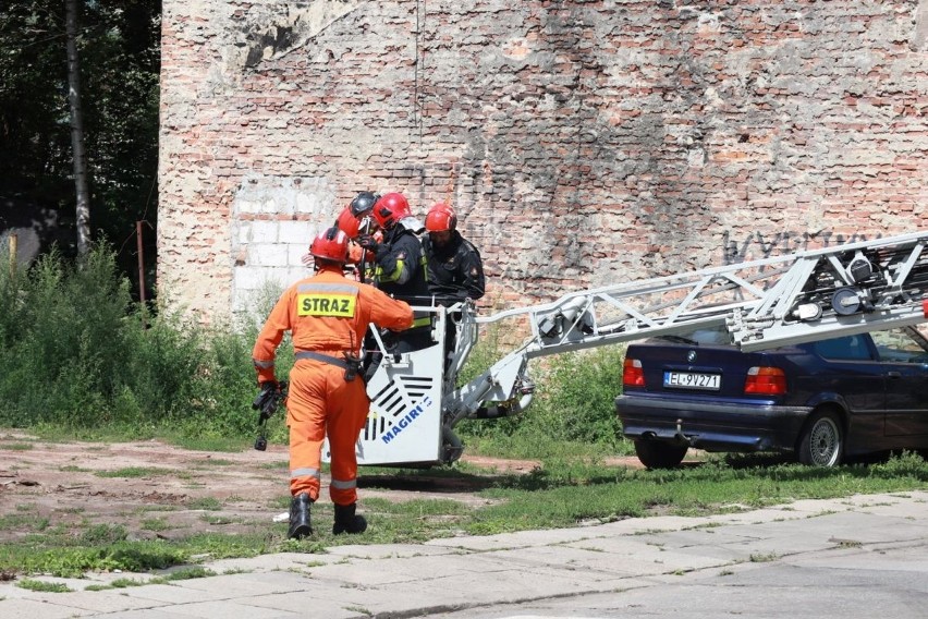 Zawaliła się kamienica w Łodzi! Trwa akcja strażaków i zabezpieczanie miejsca katastrofy! W kamienicy mogli być ludzie! ZDJĘCIA 