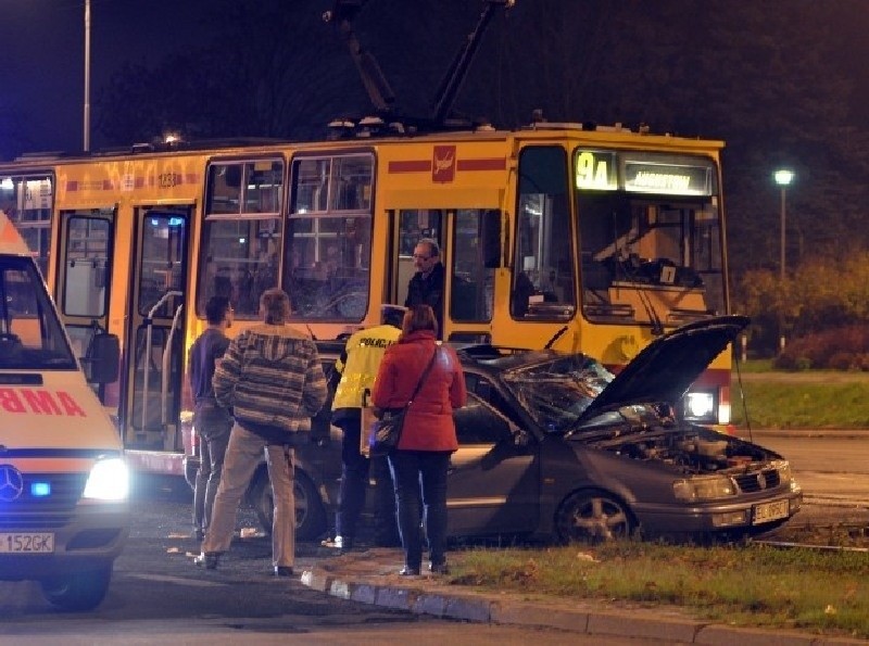 Wypadek na Piłsudskiego - tramwaj zderzył się z samochodem osobowym. Są ranni