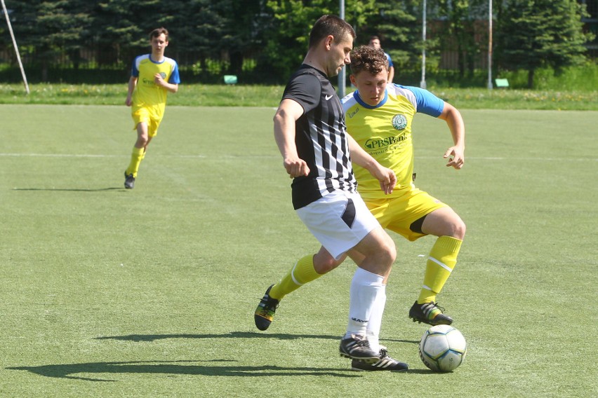 Staroniwa Rzeszów (żółto-niebieskie stroje) pokonała 1:0...