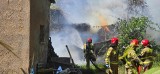 Pożar budynku gospodarczego w Starych Bielicach. Z ogniem walczyły 4 zastępy straży pożarnej [ZDJĘCIA]