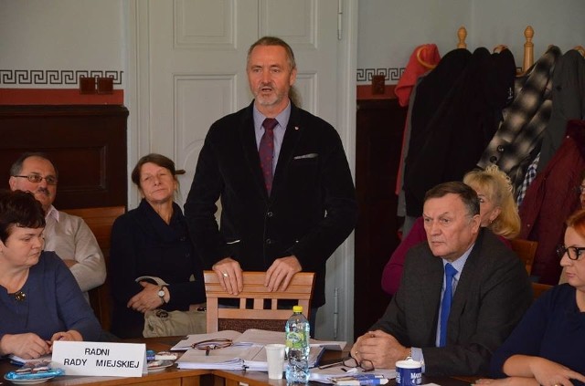 Ireneusz Kurzawa, radny klubu Niezależnych, zapowiedział, że będzie zbierał podpisy za zwołaniem referendum przeciw radzie.