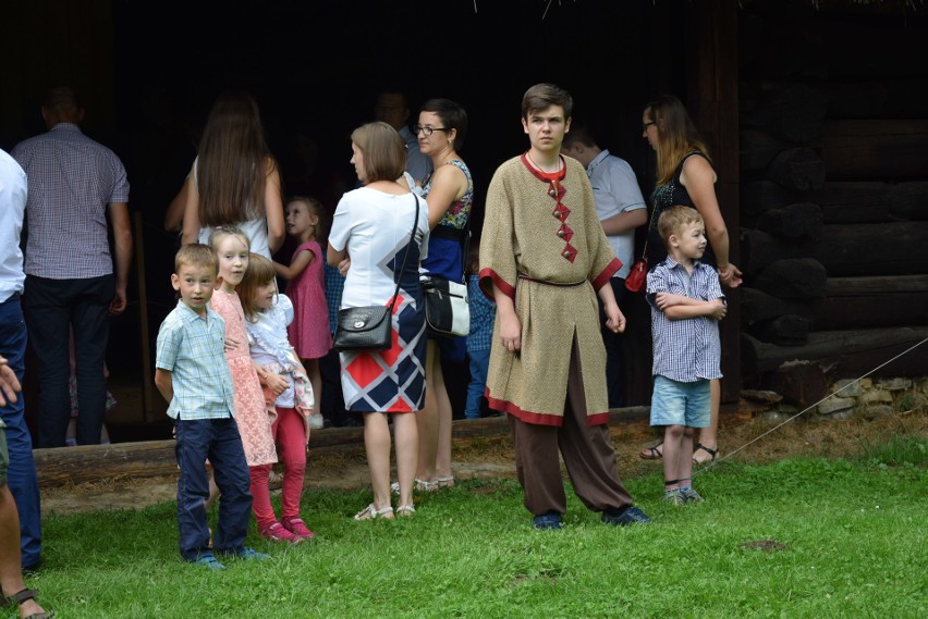 Szymbark. XV Panorama Kultur. W skansenie głośno gra muzyka, jest mnóstwo ludzi, są stoiska z rękodziełem, gospodynie częstują pysznościami