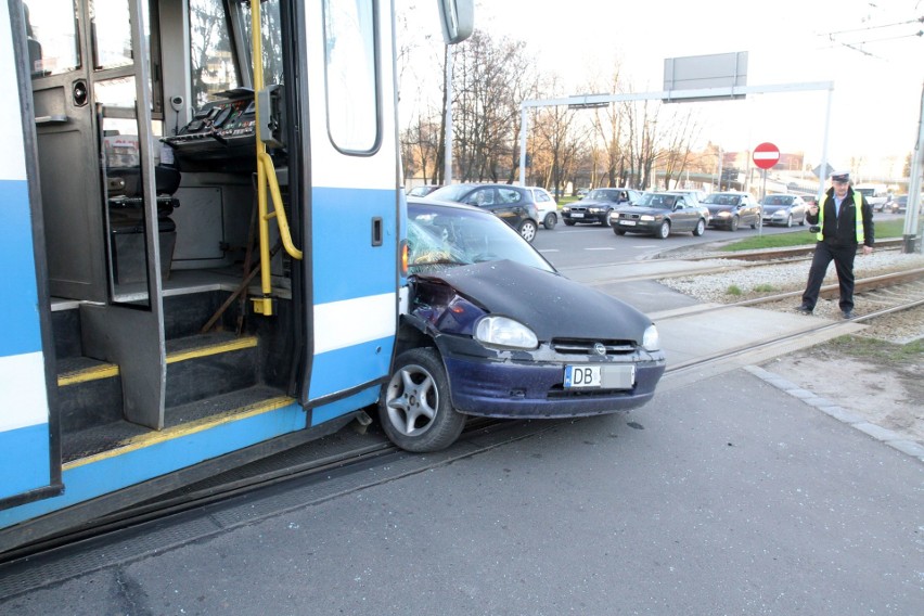 Wypadek na placu Wróblewskiego. Opel corsa wjechał pod tramwaj [ZDJĘCIA]