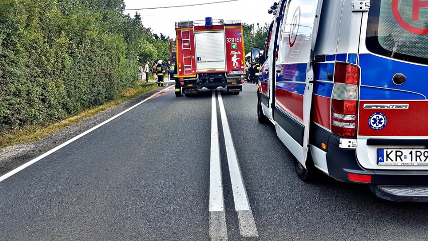 Wypadek w gminie Skała. Jedna osoba została ranna, a droga wojewódzka całkowicie zablokowana