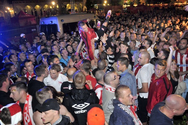 Kibice Cracovii wraz z piłkarzami świętowali na Rynku powrót...