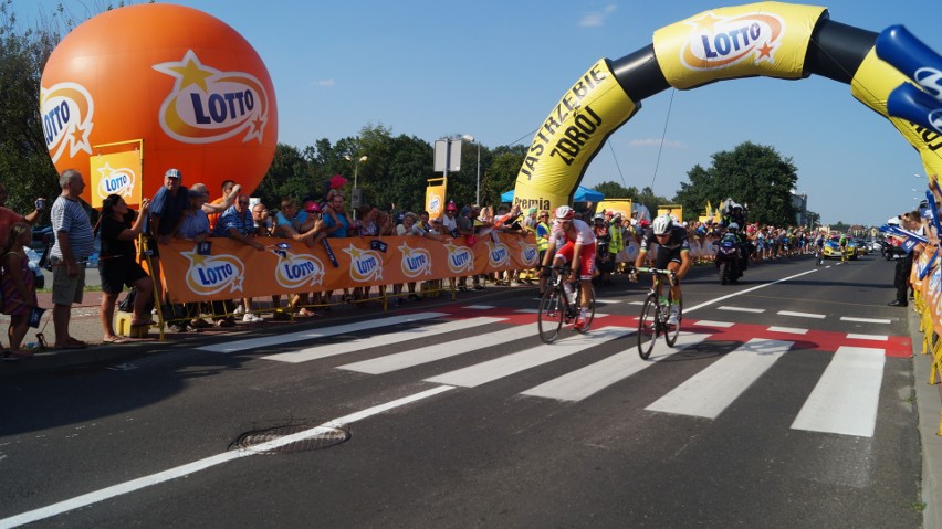 Tour de Pologne 2017 w Jastrzębiu. Kolarze mkną przed siebie