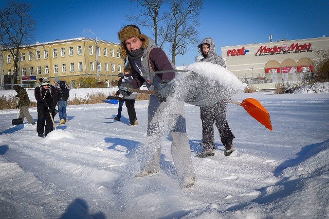 Bywały zimy, podczas których na stawie przed galerią Atrium Biała młodzież przygotowywała lodowisko i grała w hokeja.