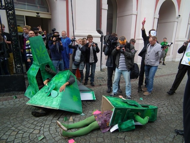 Happening w Poznaniu: Anarchiści przeciwko zabudowie klinów zieleni