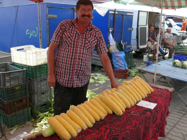 Słodka kukurydza ze Skowierzyna na targu w Stalowej Woli.