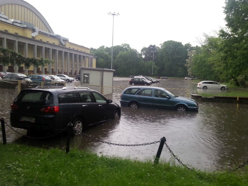 BURZA W ŁODZI! FILMY, ZDJĘCIA z zalanej deszczem Łodzi. ARCHIWALNE ZDJĘCIA