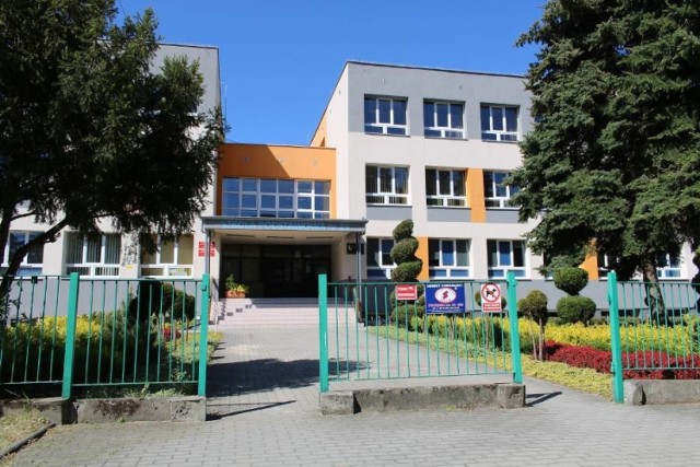 Dyrektor Szkoły Podstawowej nr 25 w Rzeszowie informuje, że Polska Spółka Gazownictwa wydała swoją decyzję w sprawie wycinki drzew z terenu szkoły. To kolejna decyzja umożliwiająca wycięcie łącznie kilkudziesięciu drzew.