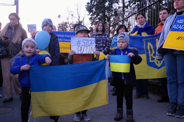 Akcja protestacyjna rozpoczęła się o godzinie 18 przed siedzibą rosyjskiego konsulatu przy ul. Bukowskiej w Poznaniu pod hasłem "Miesiąc od ludobójstwa na Ukrainie".Przejdź do kolejnego zdjęcia --->