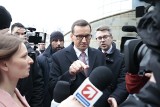 Morawiecki w siedzibie TVP. "To, z czym mamy do czynienia, jest pierwszym krokiem w kierunku dyktatury"