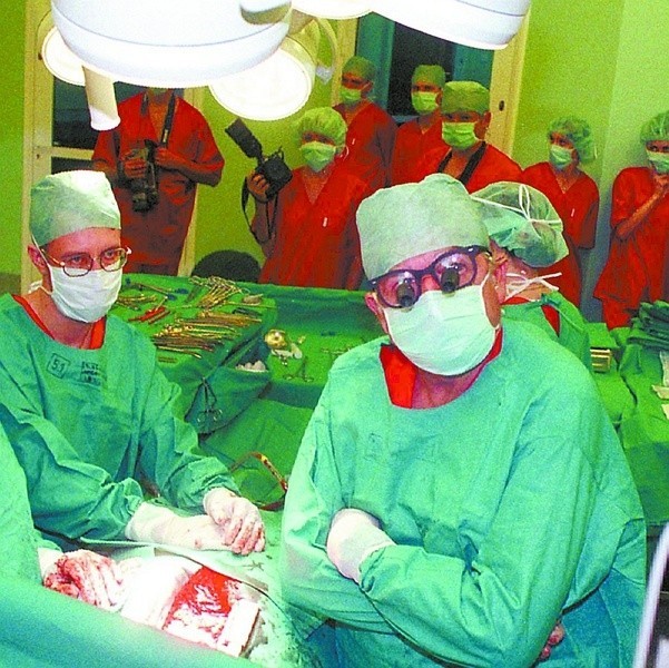 Sierpień 1998 r. Profesor Religa (z prawej) z zespołem operacyjnym Kliniki Kardiochirurgii w Białymstoku.