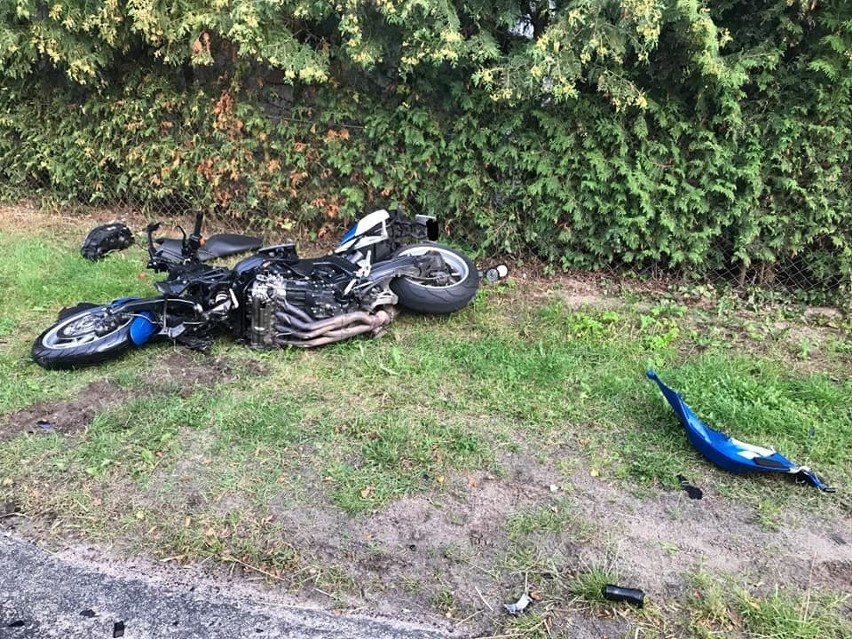 Motocyklista uderzył w osobówkę. Dwie osoby w szpitalu (zdjęcia)