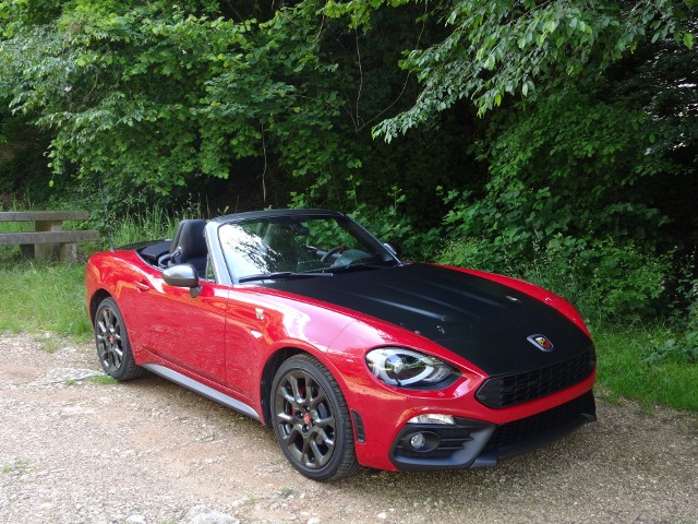 Fiat 124 Spider Auto prowadzi się precyzyjnie, a tylny napęd po wyłączeniu kontroli trakcji pozwala kręcić tzw. bączki z dziecinną łatwością. Abarth 124 Spider kosztuje 160 tys. zł.Fot. Tomasz Szmandra