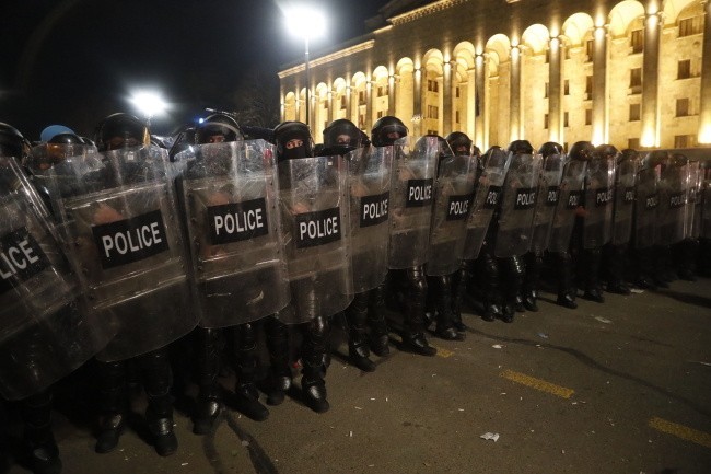 Protesty w Gruzji: Policja wezwała do rozejścia się, a...