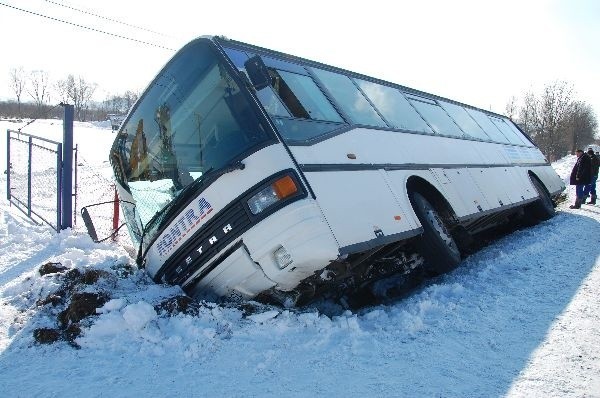 Wypadek autobusu w Pobiednie...