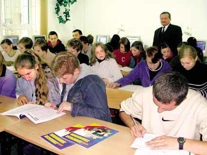 Uczniowie pierwszej klasy technikum ekonomiczne w trakcie zajęć.