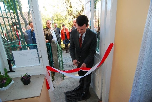 Jarosław Górczyński, poseł Polskiego Stronnictwa Ludowego, otworzył w środę w Sandomierzu swoje biuro poselskie.
