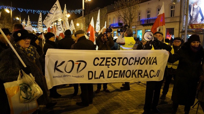 Demonstracja KOD w Częstochowie. "Demokracjo spoczywaj w...