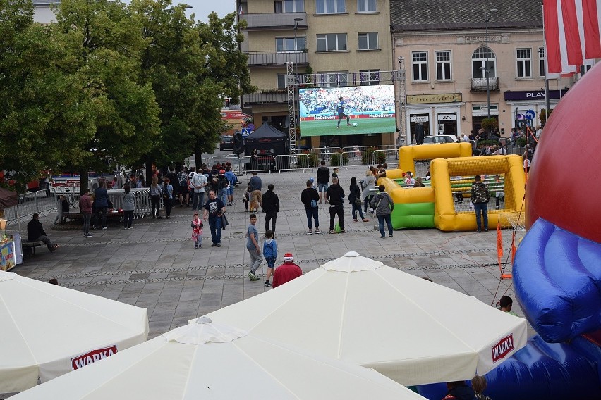 Gorlice. Garstka najwierniejszych kibiców przyszła na rynek, by oglądać ostatni mecz naszej reprezentacji. Nie ma szalików. Smutno...