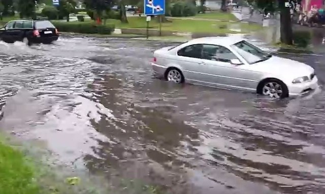 Ulewa w Hajnówce. W 15 minut zalało ulicę