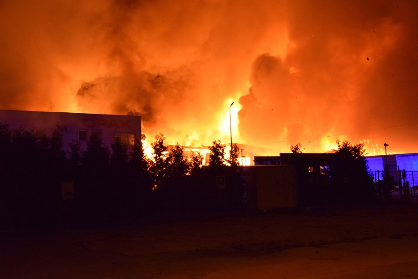 Pożar firmy Opak w Szczecinku. Zebrał się sztab kryzysowy [zdjęcia, wideo] 12.08.2019 