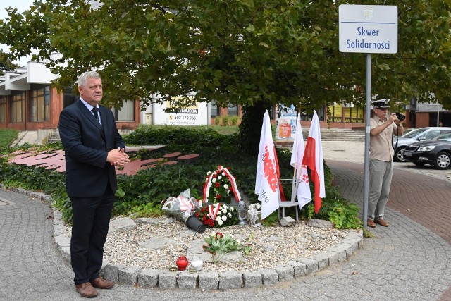 Grzegorz Adamczyk, wiceprzewodniczący Zarządu Regionu "S" w Opolu w czasie ubiegłorocznych obchodów na Skwerze Solidarności w Opolu