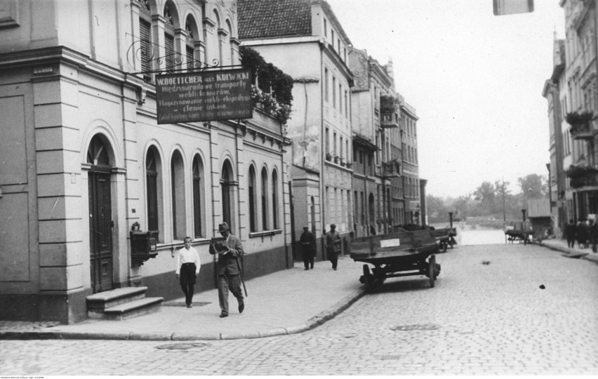 Widok na ulicę Łazienną. Widoczny szyld z napisem: "W....