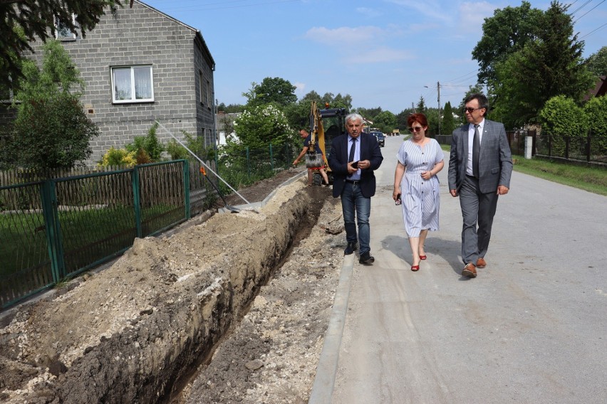 Trwa budowa 430 metrów chodnika w Tarnawej Górze w gminie Moskorzew. Sprawdź postęp prac. Zobacz zdjęcia