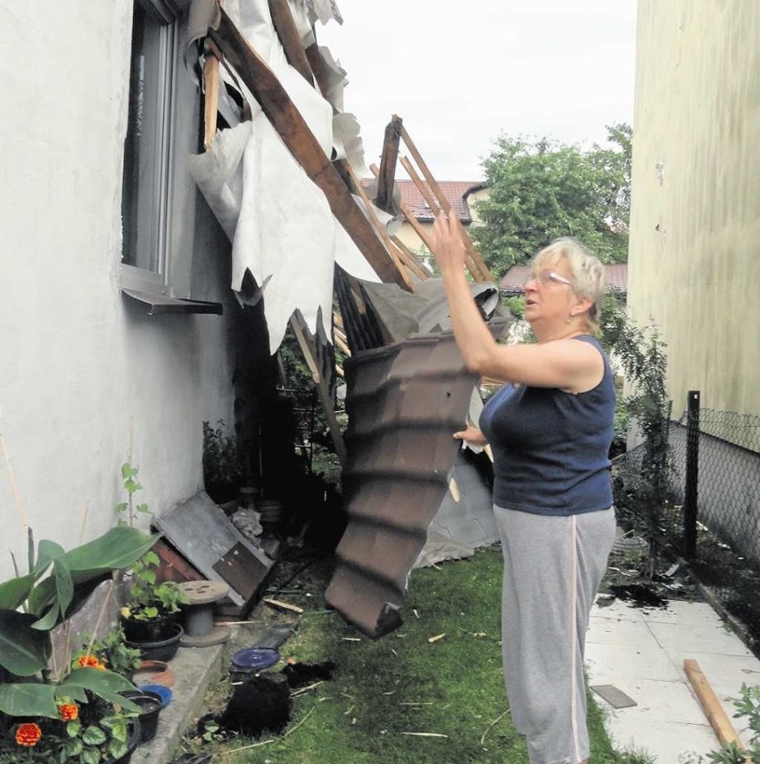 Pani Agata pokazuje kawałki dachu i strzępy blachy.