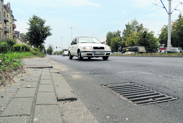 Hałas, gdy Rozpędzone auto wjeżdża na luźny wlot studzienki potrafi wybudzić w najtwardszego snu