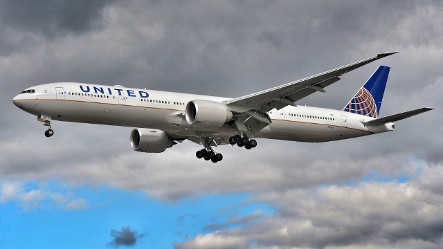 Boeing 777 – dwusilnikowy szerokokadłubowy samolot pasażerski. Jest to największy na świecie samolot dwusilnikowy. Mieści na swoim pokładzie ponad 300 pasażerów, a jego zasięg wynosi w zależności od wersji od 9695 do 17 370 km. W takim właśnie modelu doszło do awarii silnika w maszynie lecącej z Denver do Honolulu 20 lutego 2021 r.