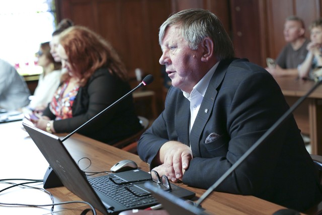 Przewodniczący klubu radnych Platformy Obywatelskiej Jan Lange skrytykował sformułowanie "z zadowoleniem".