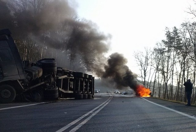 Wypadek na drodze nr 6 w Kikorzu. Nie żyją dwie osoby - spłonęły w aucie.