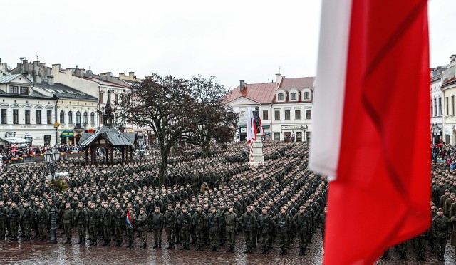 Ponad trzy tysiące żołnierzy uczestniczyło dziś w przysiędze Wojsk Obrony Terytorialnej na Rynku w Rzeszowie. Na uroczystość przyjechał Antoni Macierewicz.