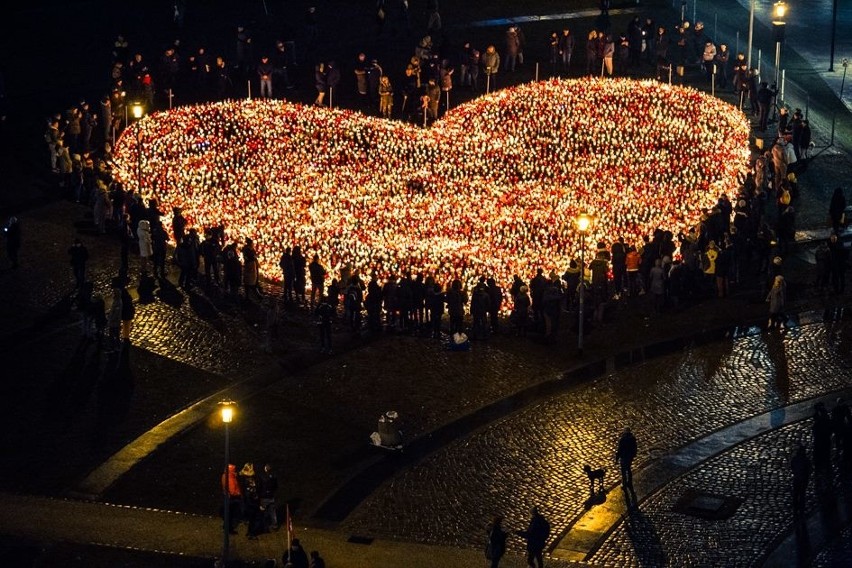 Największe serce świata zapłonęło z 27 tysięcy zniczy na Placu Solidarności w Gdańsku. "Jego śmierć nie pójdzie na marne" [zdjęcia, wideo]