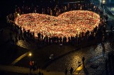 Największe serce świata zapłonęło z 27 tysięcy zniczy na Placu Solidarności w Gdańsku. "Jego śmierć nie pójdzie na marne" [zdjęcia, wideo]