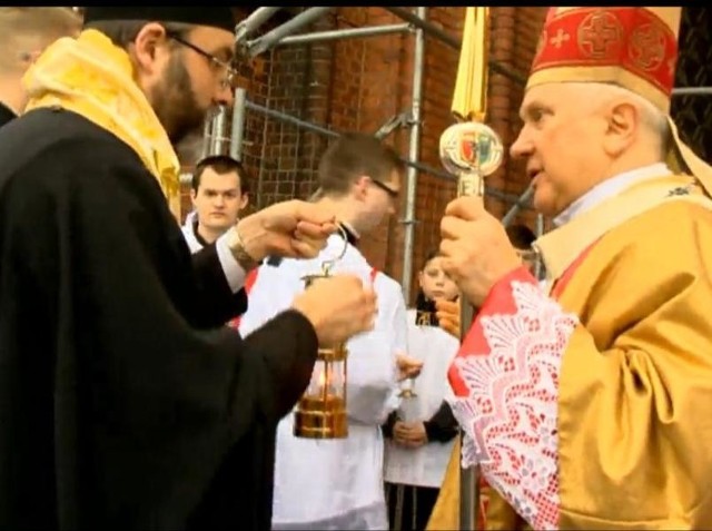 Wyznawcy prawosławia przekazali katolikom święty ogień