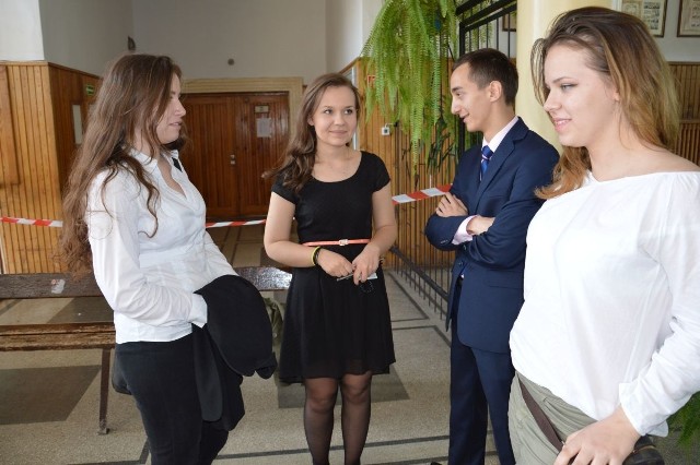 Maturzyści z Zespołu Szkół Ponadgimnazjalnych numer 1 w Stalowej Woli, mają pogodne miny, co świadczy o tym, że radzą sobie z zadaniami na maturze.