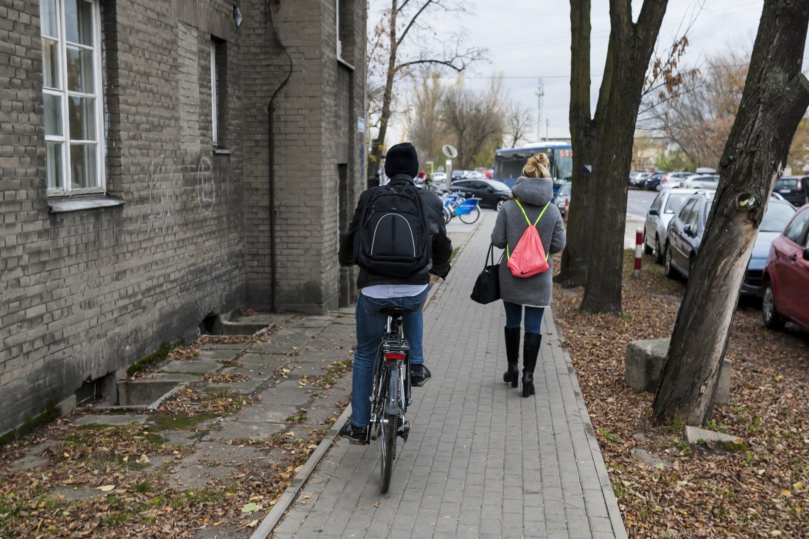 Kiedy rowerem można jechać po chodniku? | Motofakty
