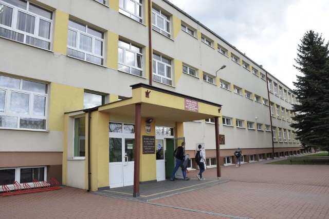 Szkoła Podstawowa imienia Jana Pawła II w Łopusznie dzięki pozyskanym przez gminę unijnym pieniądzom wzbogaci się między innymi nie tylko o nowe komputery, ale także o drukarkę 3D.