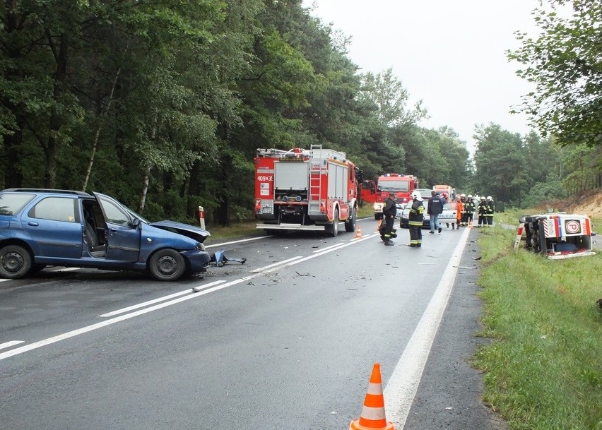 Wypadek karetki pod Bełchatowem. Cztery osoby ranne [ZDJĘCIA+FILM]