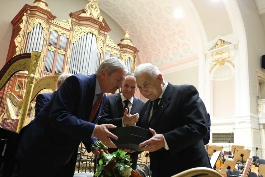 Jan Kaczmarek wręcza narodę im. Edwarda Raczyńskiego...