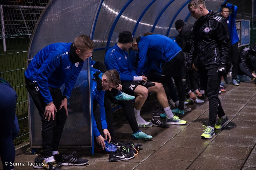 Piłkarze Błękitnych Stargard trenują na stadionie przy ulicy...