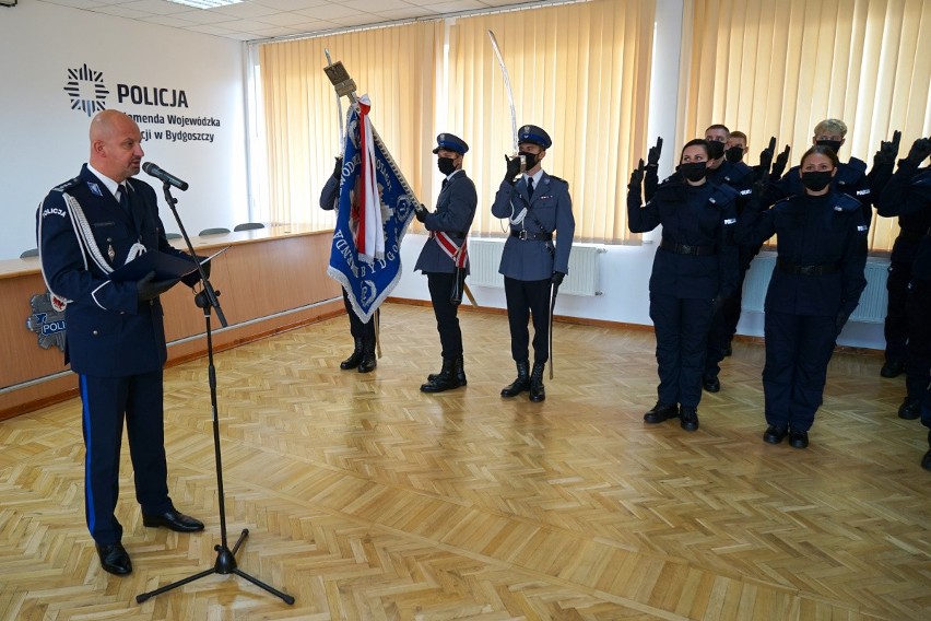 Awanse i ślubowanie młodych policjantów w KWP w Bydgoszczy