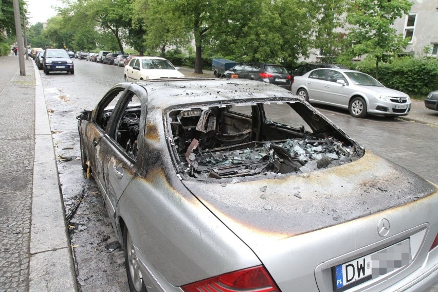 Wrocław: Pożar na Gajowicach. Spłonęły dwa samochody (ZDJĘCIA)